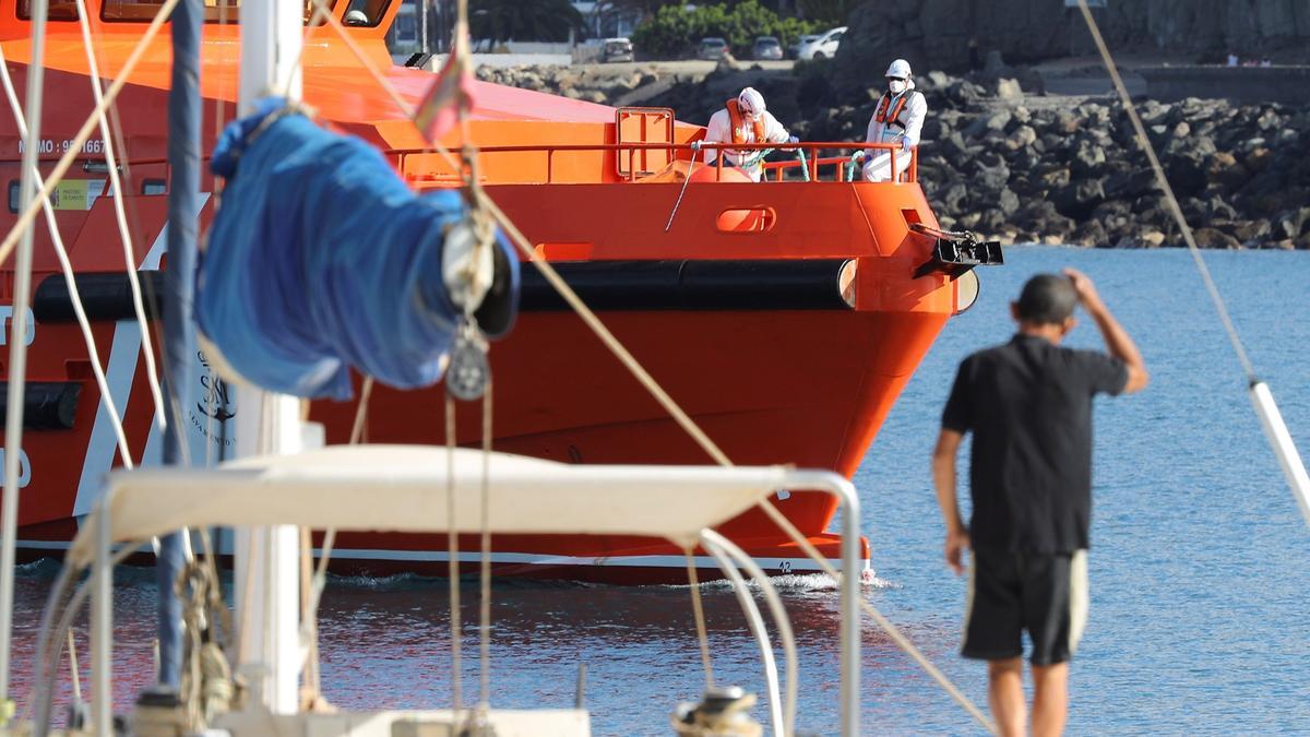 Salvamento Marítimo rescata en Gran Canaria a un bebé recién nacido en su patera