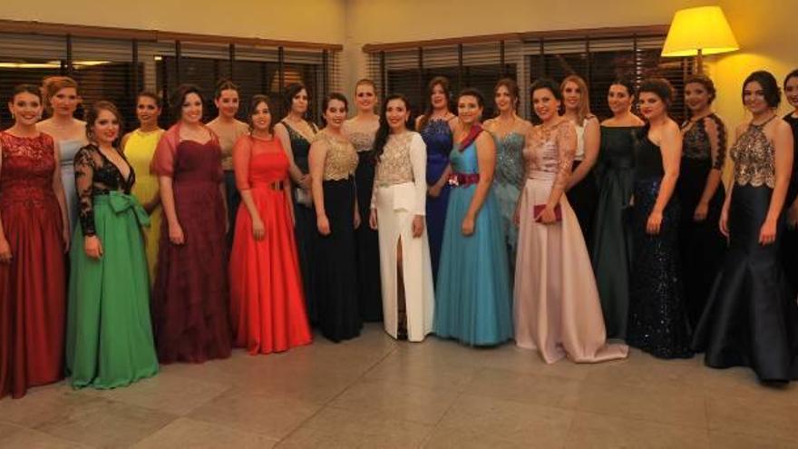 Las candidatas a reina y damas mayores de las Fiestas de Elche de 2017 posaron juntas en el Hotel Huerto del Cura.