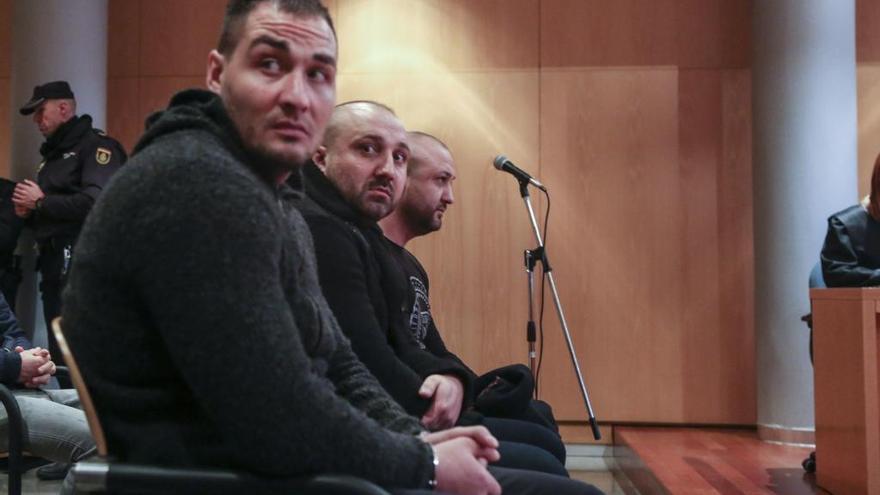 Ionut Banciu, Sebastian Sandulache y su hermano Cristian Alin, en una de las vistas del pasado febrero.