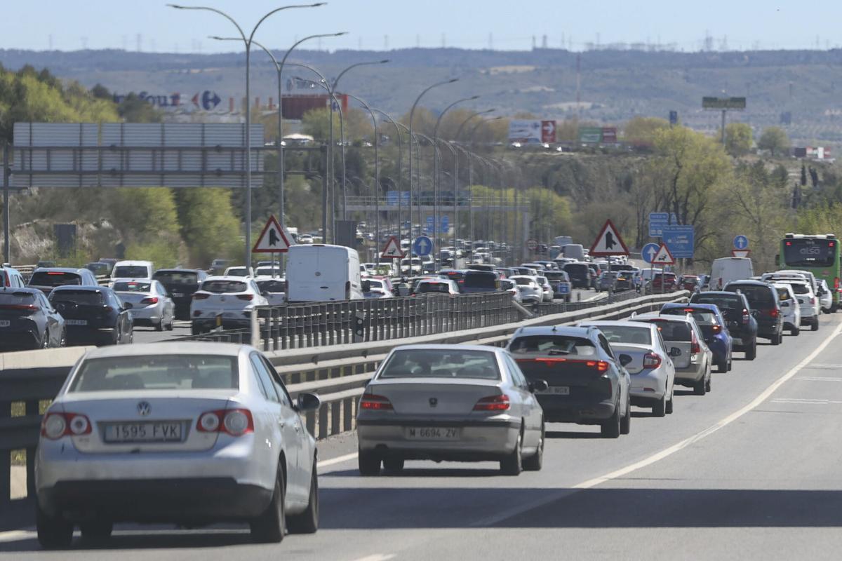 Estado del tráfico en la A3, autovía de Valencia, en sentido salida de Madrid este miércoles. Las salidas de Madrid y otras carreteras de la red nacional registran ya complicaciones en la circulación en el inicio de la segunda fase de la operación salida de Semana Santa, en la que se prevén casi 10 millones de viajes. EFE/ Victor Lerena. añade vídeo