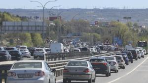Estado del tráfico en la A3, autovía de Valencia, en sentido salida de Madrid este miércoles. Las salidas de Madrid y otras carreteras de la red nacional registran ya complicaciones en la circulación en el inicio de la segunda fase de la operación salida de Semana Santa, en la que se prevén casi 10 millones de viajes. EFE/ Victor Lerena. añade vídeo