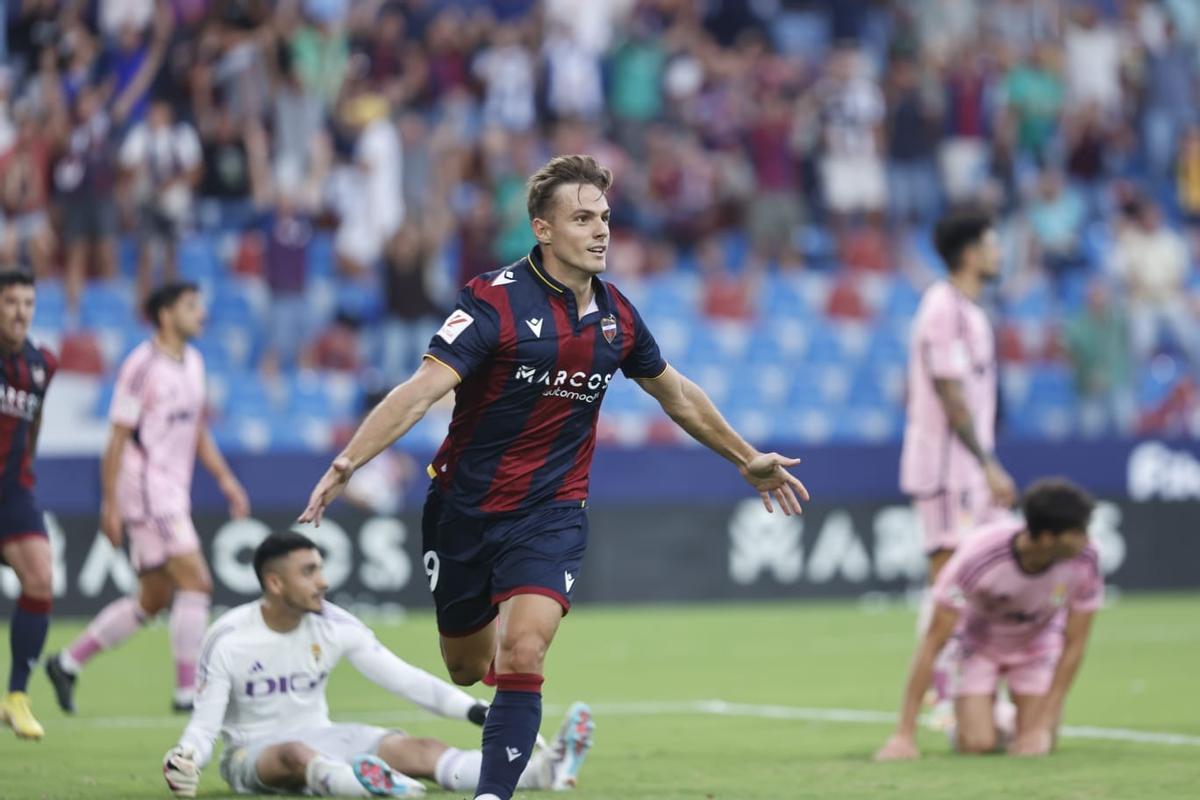 Dani Gómez celebra su gol que posteriormente fue anulado