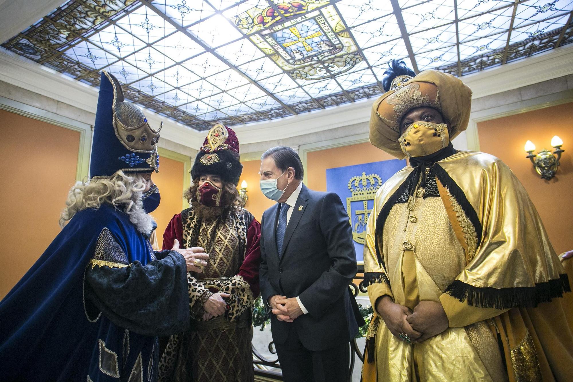 Los Reyes Magos visitan a los niños de Oviedo