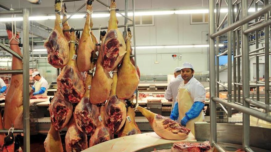 El matadero ibérico en Extremadura salva el escollo de los vertidos pero retrasa a abril la obra