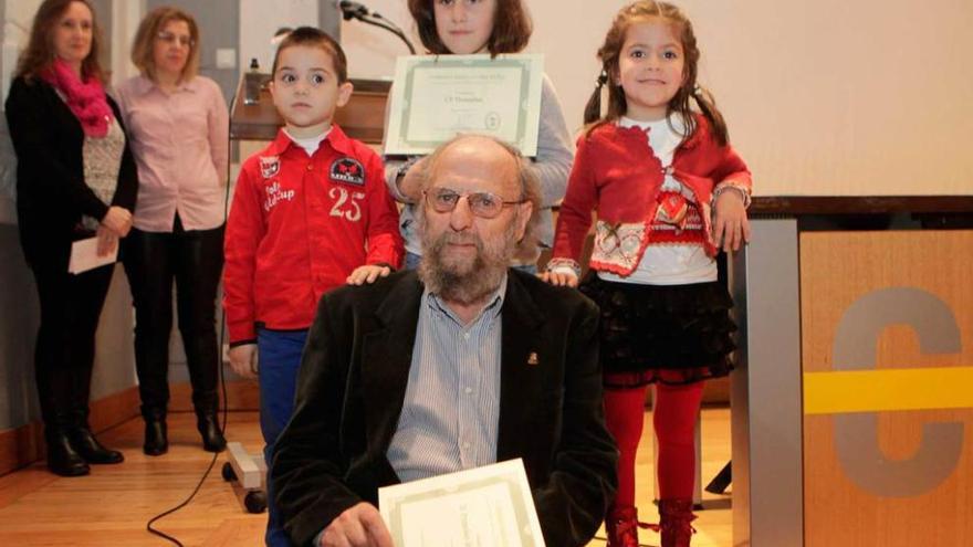 Álvarez Velasco, en primer término, con Pablo García, Nerea Ferreiro y Ainhoa González, ayer.