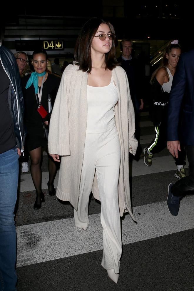 Selena Gomez llega al aeropuerto de Niza, vestida de Mango