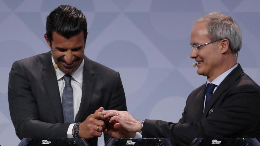 Luis Figo y el Secretario General y Director de FÃºtbol de la UEFA, Giorgio Marchetti, durante el sorteo.