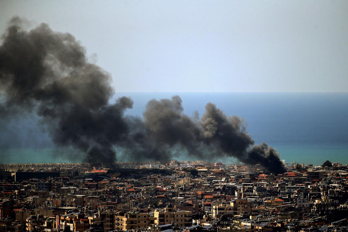 Nubes de humo provocadas por un bombardeo en los suburbios del sur de Beirut, este jueves.