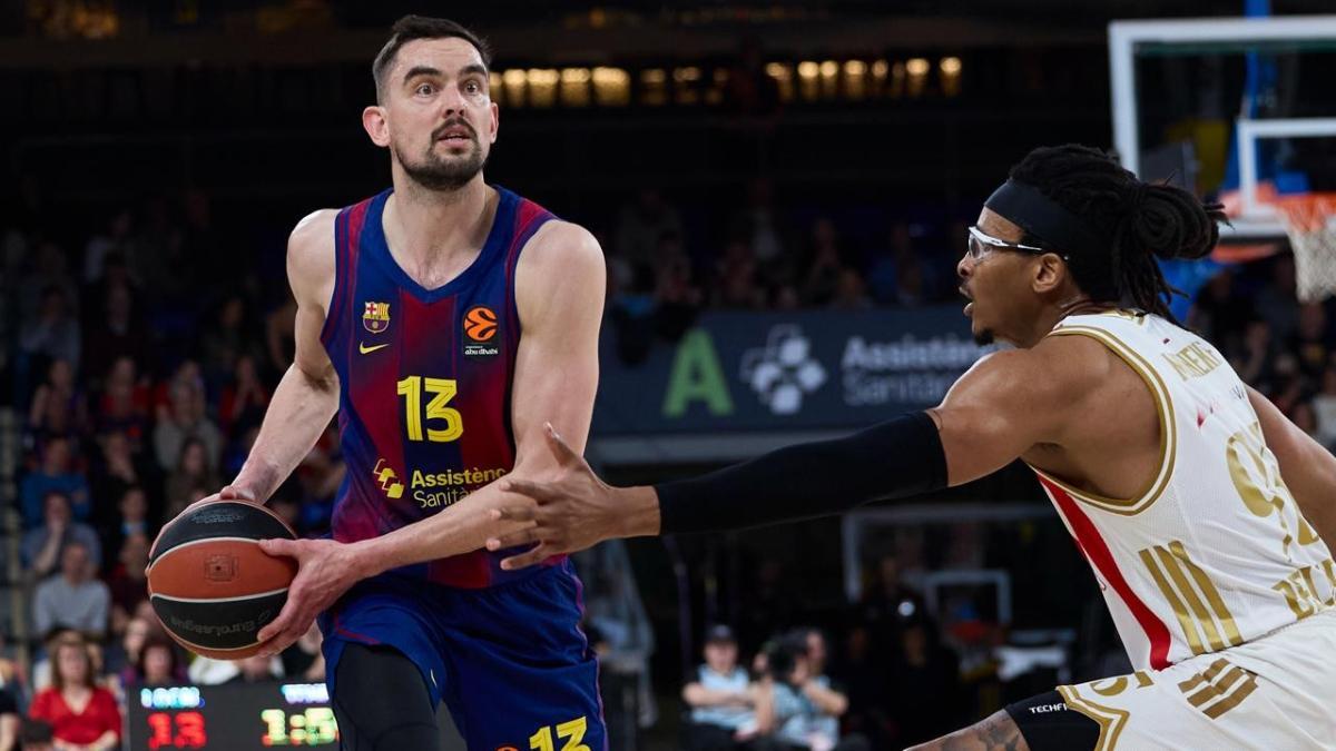 Tomas Satoransky, defendido por Chima Moneke