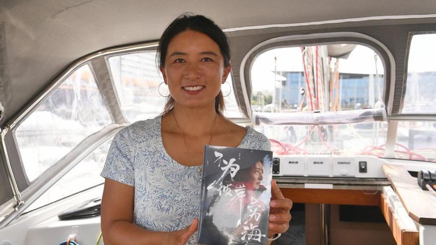 Vicky Song, la primera mujer china en dar la vuelta al mundo navegando, atraca su velero en A Coruña: "Quizá pase el invierno aquí"