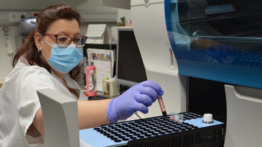 Una tècnica del laboratori de l&#039;hospital de Palamós posant una mostra de PCR a la nova màquina que analitza les proves