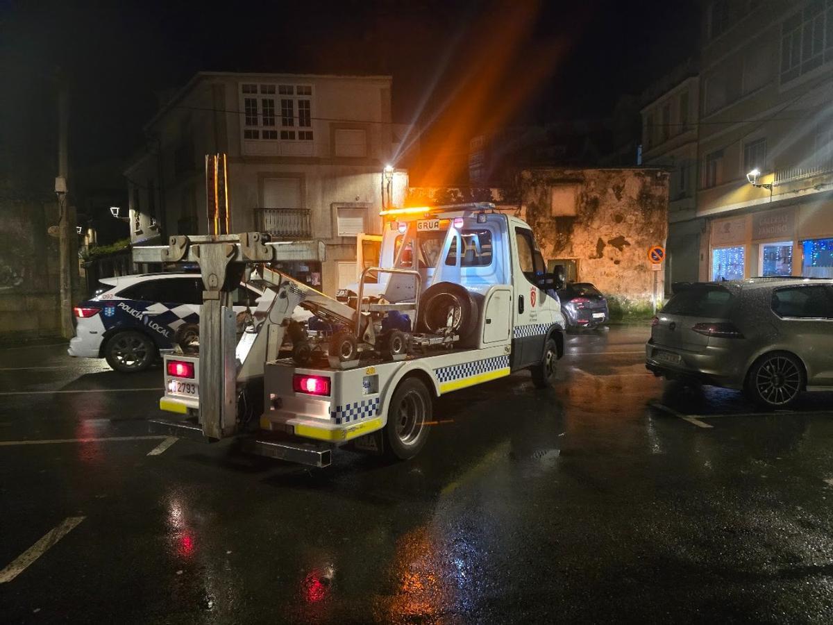 Retirada de vehículos en la zona del mercado ambulante de Vilagarcía durante el montaje de los puestos. Retirada de vehículos en la zona del mercado ambulante de Vilagarcía durante el montaje de los puestos.