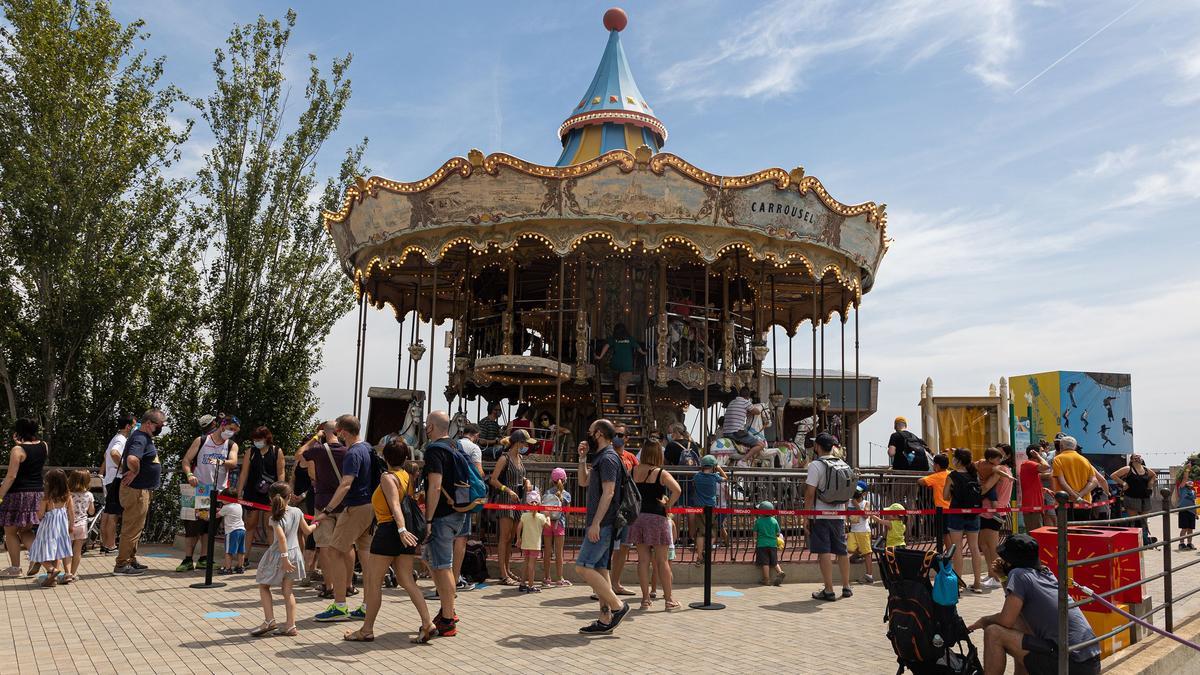 La plaza superior del parque, a medio gas a mediodía.