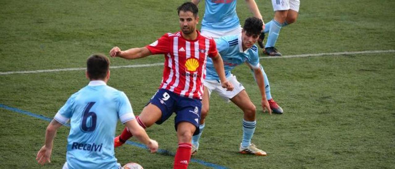 Manu Vilán controla un balón rodeado de jugadores del Celta C. |  // GONZALO NÚÑEZ