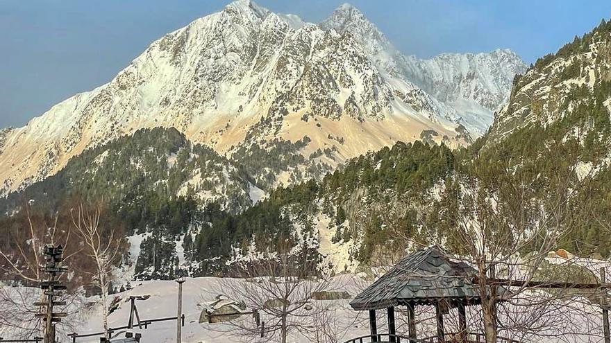 El polvo en suspensión, calima, que llega desde el Sáhara argelino se evidencia en los Pirineos.