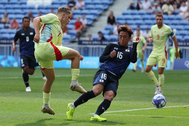 El jugador de Japón Ayumu Ohata (d) ante Fermín López, de España durante el partido de cuartos de final de fútbol masculino de los Juegos Olímpicos de París 2024, disputado en el Estadio de Lyon (Francia).