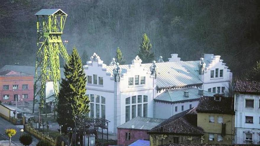 El castillete y la casa de máquinas del pozo San Luis de La Nueva, que será declarado conjunto histórico por el Principado.
