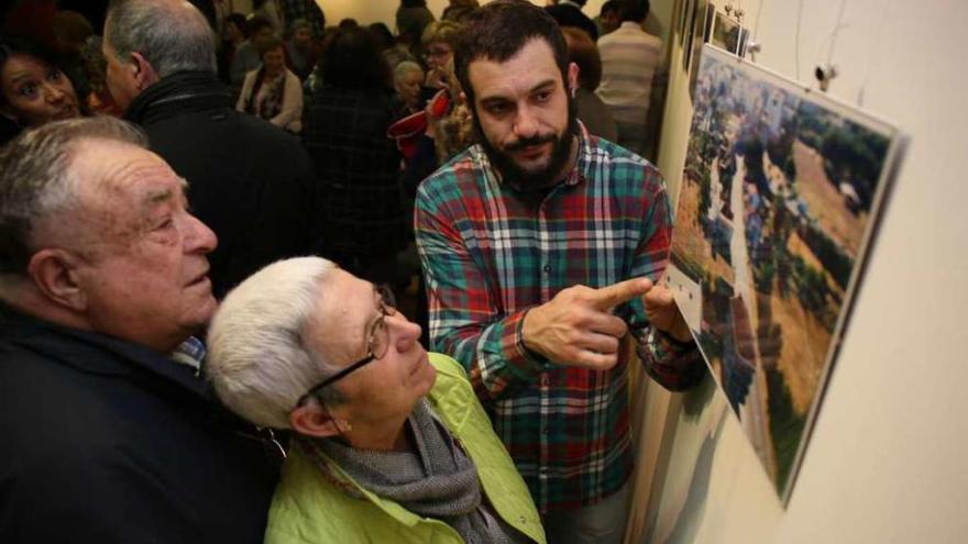 Marcos Cuiña, a la derecha, explica una de sus fotografías. //Bernabé/Gutier