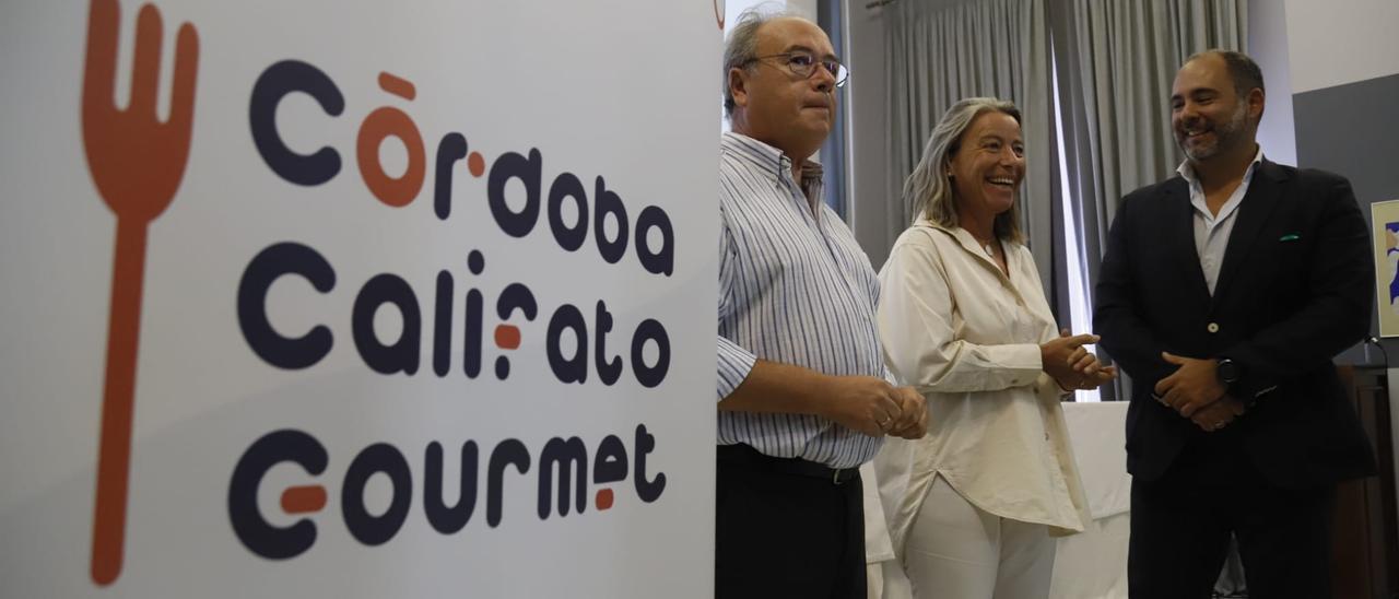 Antonio Díaz, Isabel Albás y Enrique Merino, durante la presentación de la octava edición de Córdoba Califato Gourmet, en el Círculo de la Amistad.