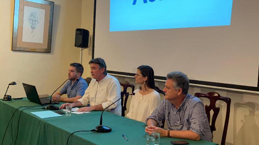 Miembros de la directiva de la asociación, en la presentación celebrada ayer en el Instituto de Estudios Canarios, en La Laguna.