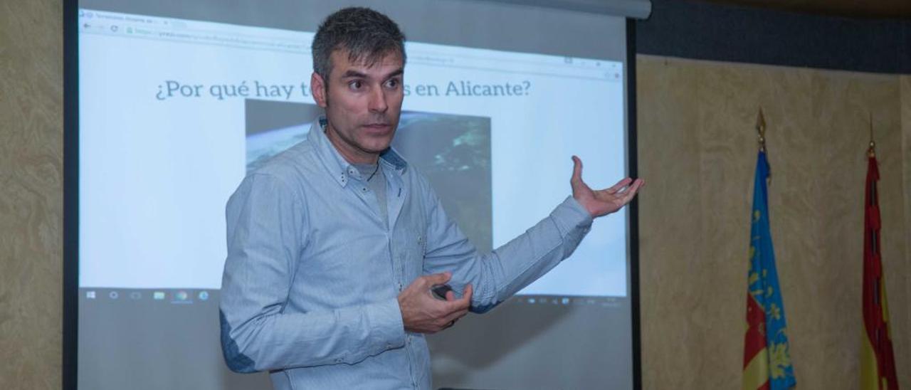 El profesor Iván Martín Rojas, durante su conferencia sobre el riesgo de grandes terremotos en la provincia.