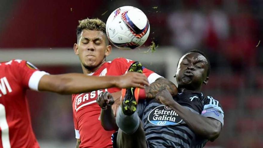 Pione Sisto intenta controlar el balón.  // Julien Raspiller