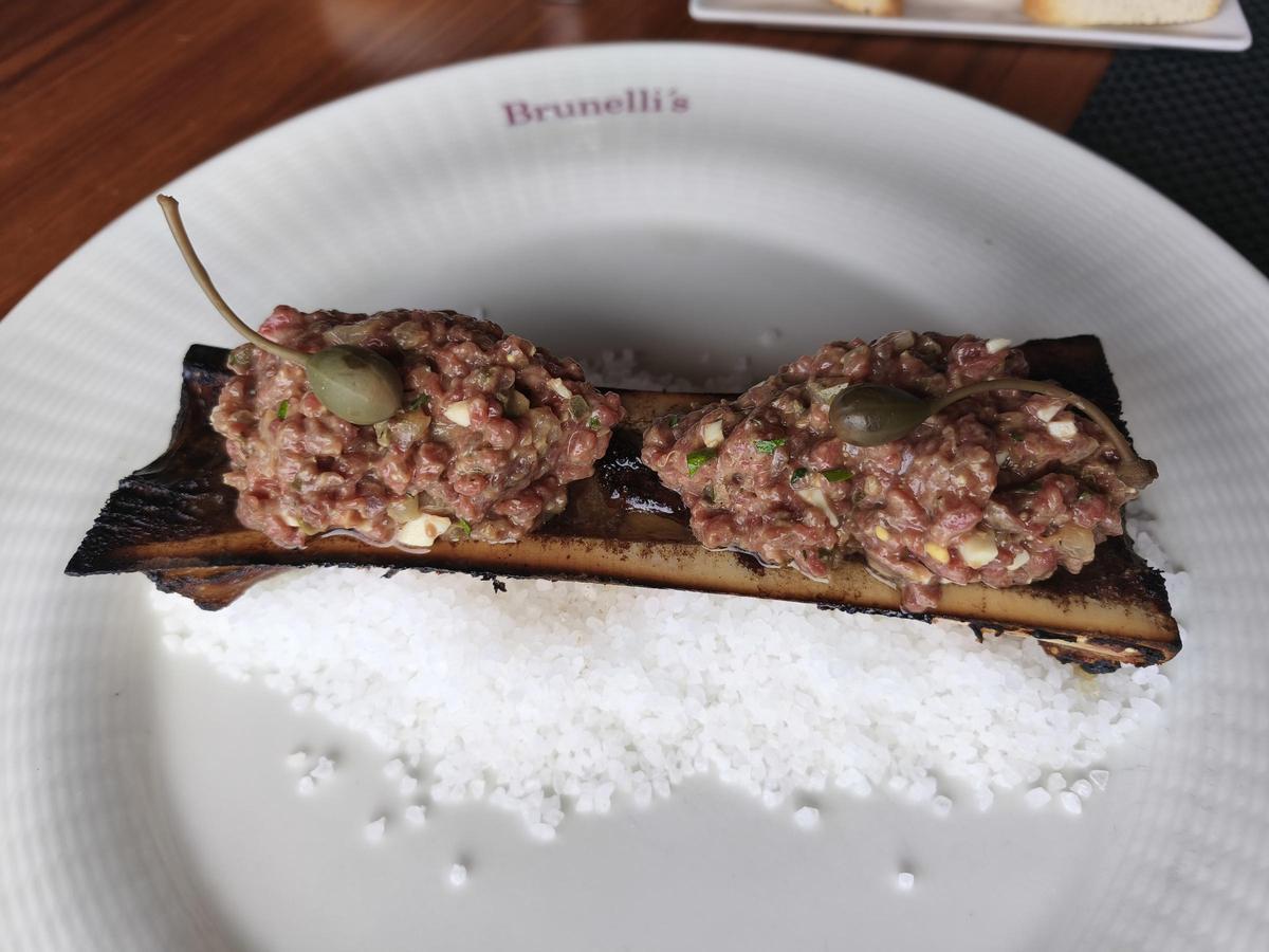 Steak tartar sobre tuétano.