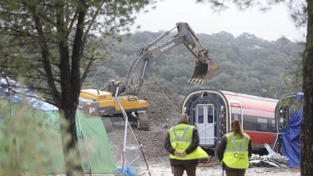 Uno de los trenes siniestrados, en la zona cero de Adamuz.