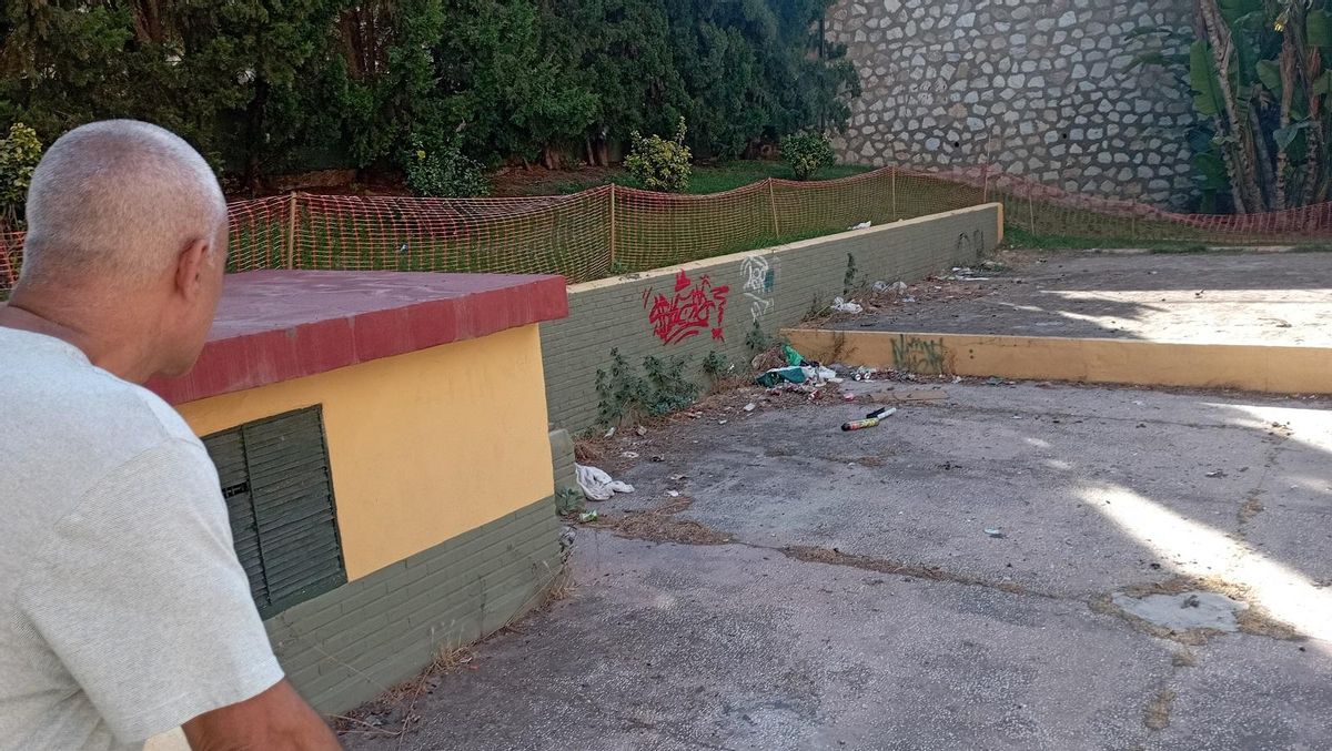 Uno de los aljibes de Miraflores de los Ángeles, con basura en la superficie.