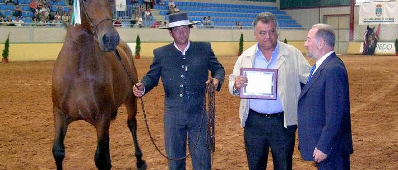 De Lorenzo, a la derecha, en una entrega de premios en el hípico.