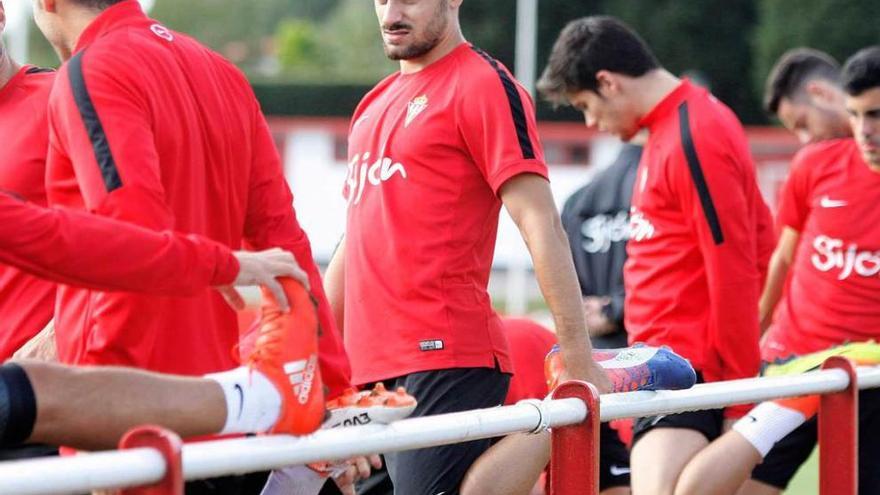 Canella realiza ejercicios de estiramiento durante el entrenamiento de ayer.