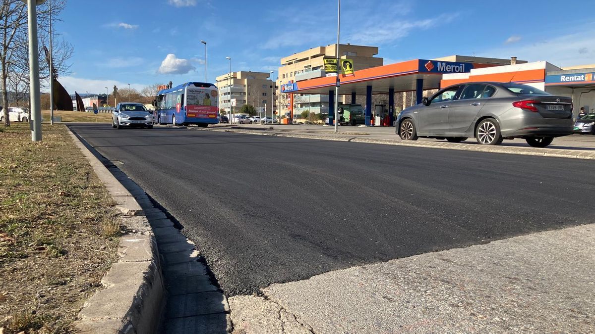 Unes actuacions d'asfaltatge a l'avinguda de la Pau.
