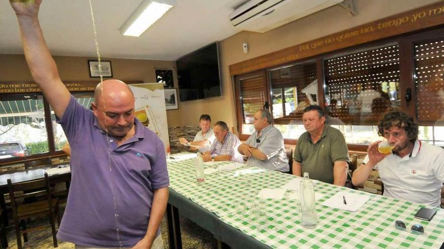 Los participantes en la mesa de cata, ayer, en la sidrería La Panera.