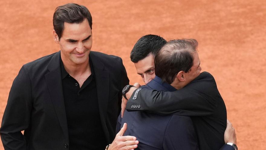 Nadal y Djokovic abrazándose
