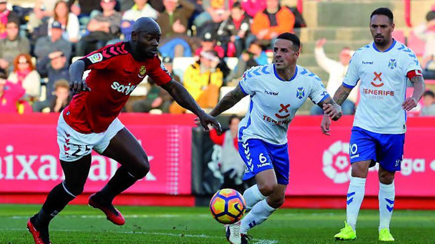 Vitolo persigue a Emaná en el Nástic-Tenerife (1-1).