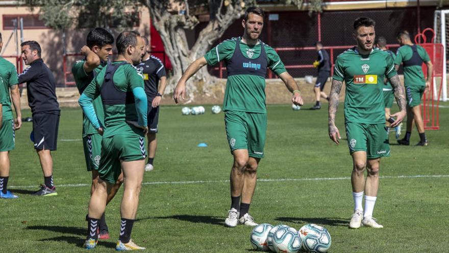 Los jugadores del Elche entrenando en el poliderportivo de Altabix