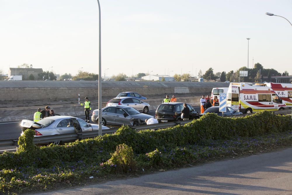 Accidente en la V-30 provoca retenciones de varios kilómetros