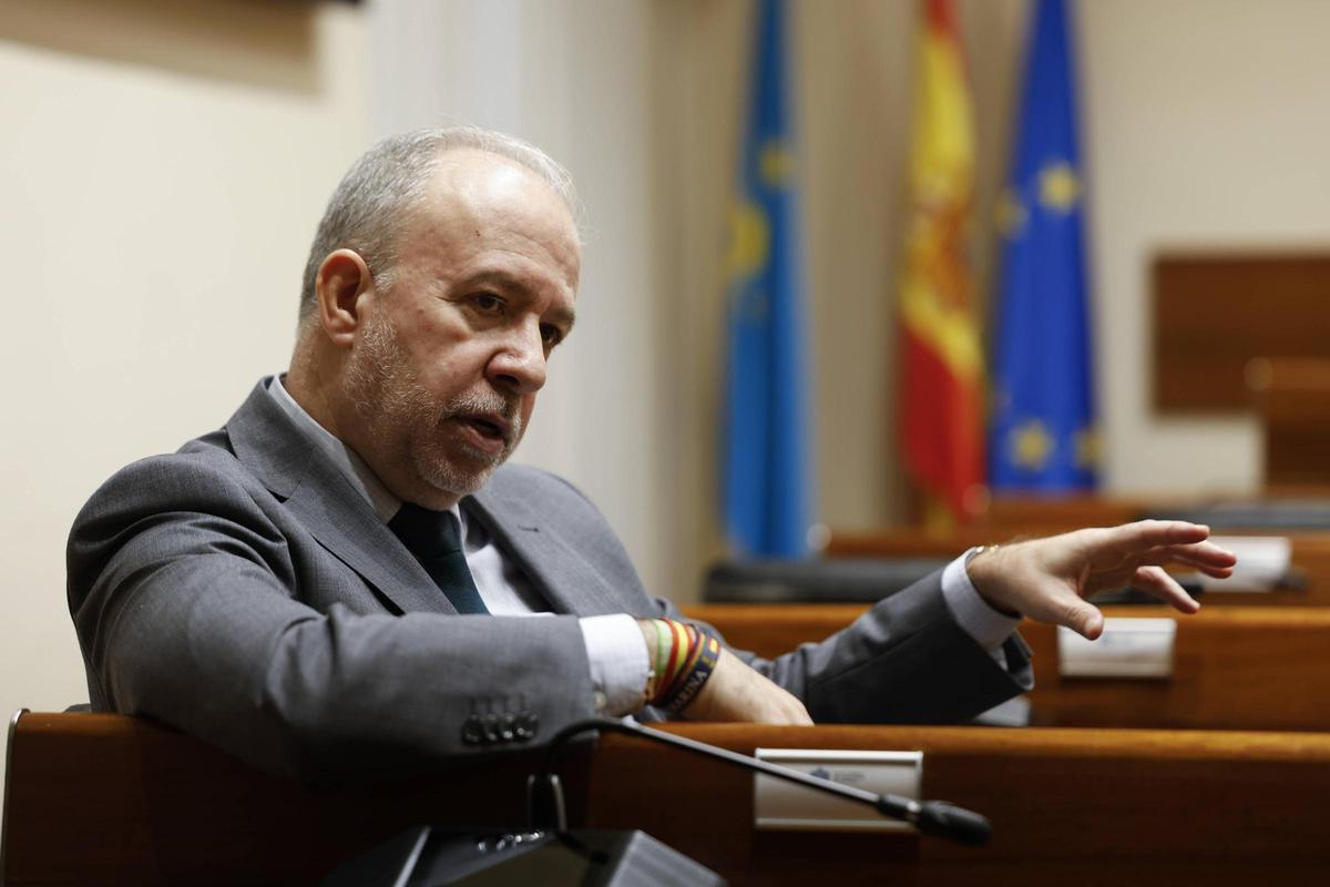 Gonzalo Centeno, diputado de Vox en la Junta General, en la sala en que se celebra la comisión sobre el accidente de Cerredo.