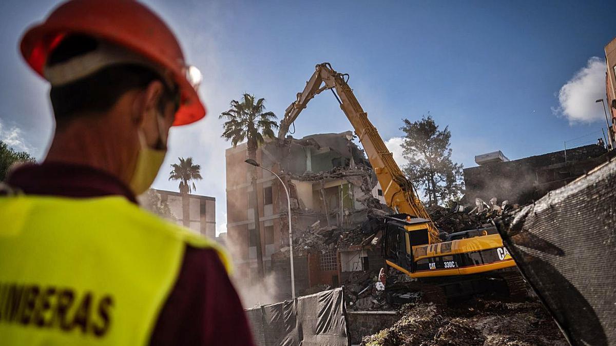 La pala tumba los bloques enfermos de Las Chumberas tras doce años de espera