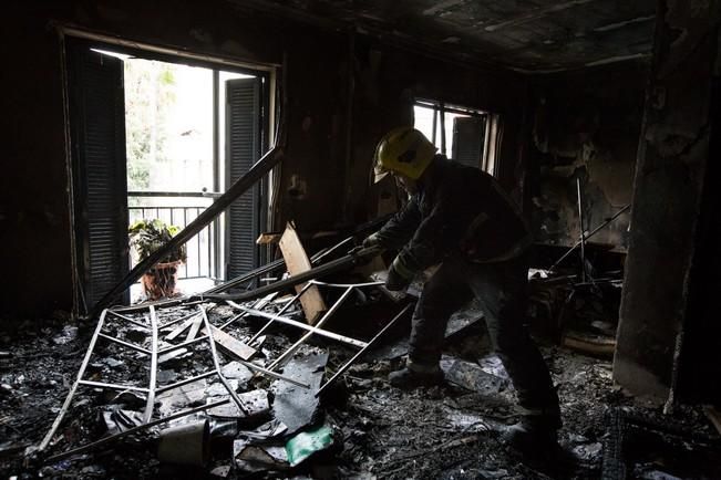 Una vela incendia un piso en el casco de Santa Brígida