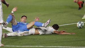 El uruguayo del Getafe Olivera reclama penalti durante el partido ante el Madrid.