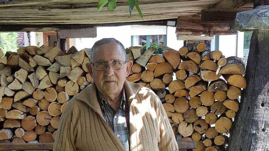 José María Álvarez, Pepín, en el jardín de su casa en Rioseco.