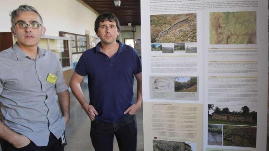 Cendón y Nercellas con el póster presentado ayer en Santiago en un congreso apícola.