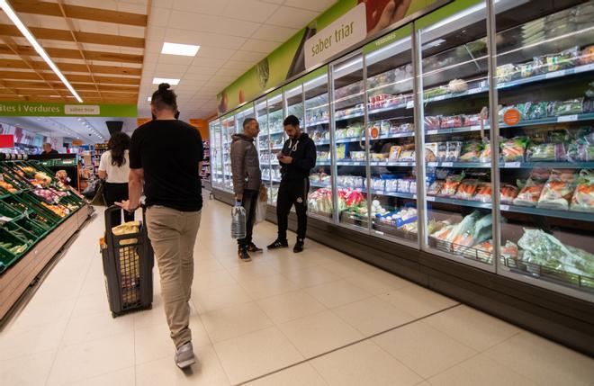 Archivo - Varias personas se quedan en un supermercado