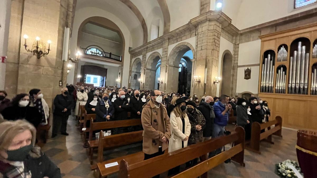 Emocionado funeral en Pola de Siero por el cura "Tito"