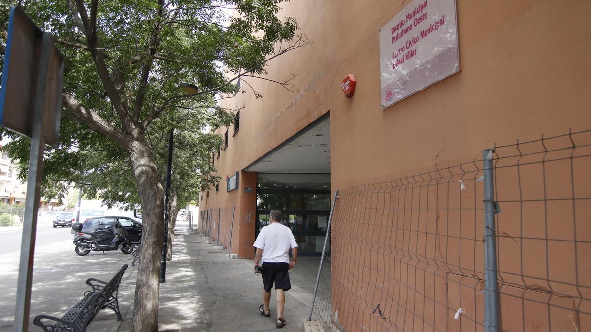 Centro civico de El Higueron, cuyas instalaciones acogen un consultorio médico.