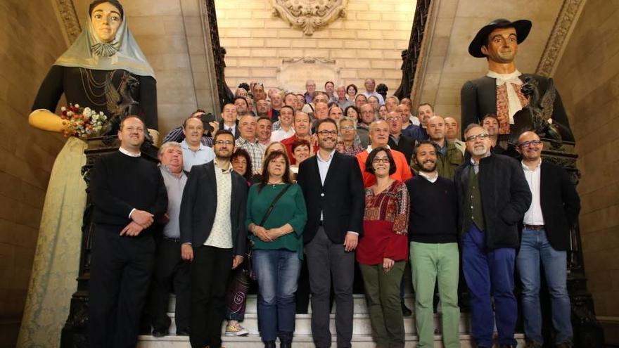 Los 56 trabajadores homenajeados posaron en la escalera de acceso a la plata noble de Cort.