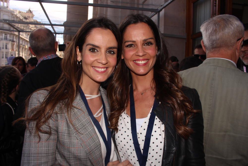 Las hermanas Cuesta, Laura y Ana. Las únicas gemelas que han pasado por la corte de honor democrática. Laura (2015) ejerce la medicina y Ana (2009) es periodista en laSexta y la mantenedora de Rocío.