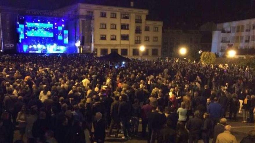 La orquesta Combo Dominicano llenó el campo de la feria el último día de las fiestas. // Bernabé/Gutier