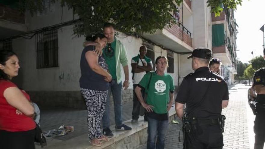 Desalojan a una familia con tres menores en Virgen del Remedio